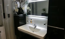 Waschtisch und Spiegel mit Hintergrundbeleuchtung