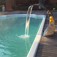 Swimmingpoool mit Wasserhahn aus Edelstahl